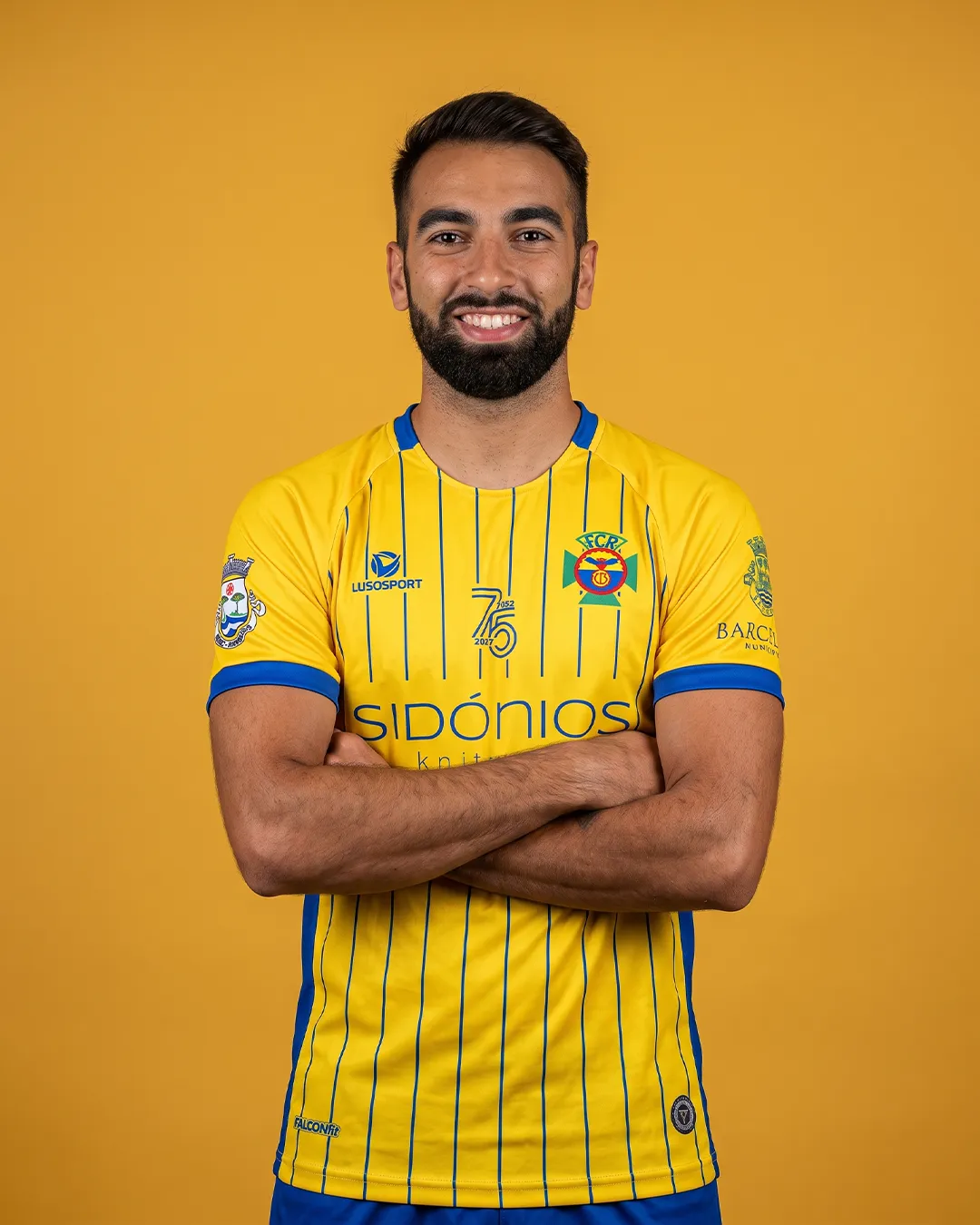Jogador do FC Roriz com a camisola principal 2026/27, amarela às riscas azuis