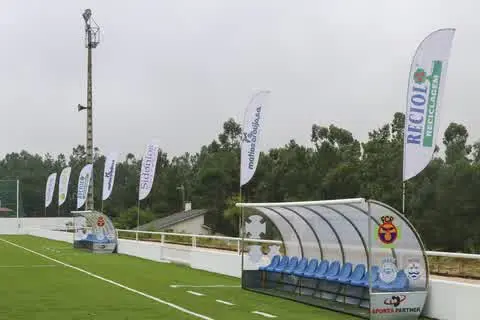 Bancos de suplentes junto ao relvado